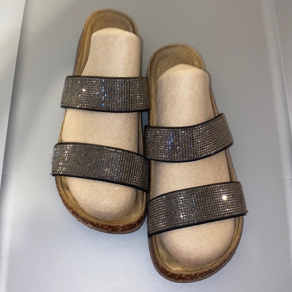 Sandal size 8 1/2 color Black/Gold